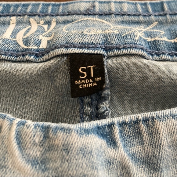 Ladies Size Small Tall Diane Gilman Pull On Light Washed Jean Capris - Picture 3 of 16